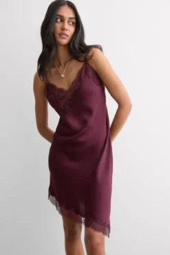 Halki / Babydoll|Spódnice /Sukienki>Intimissimi Asymetryczna Halka z Satyny Wiskozowej z Koronką burgundia - 028k - dark burgundy