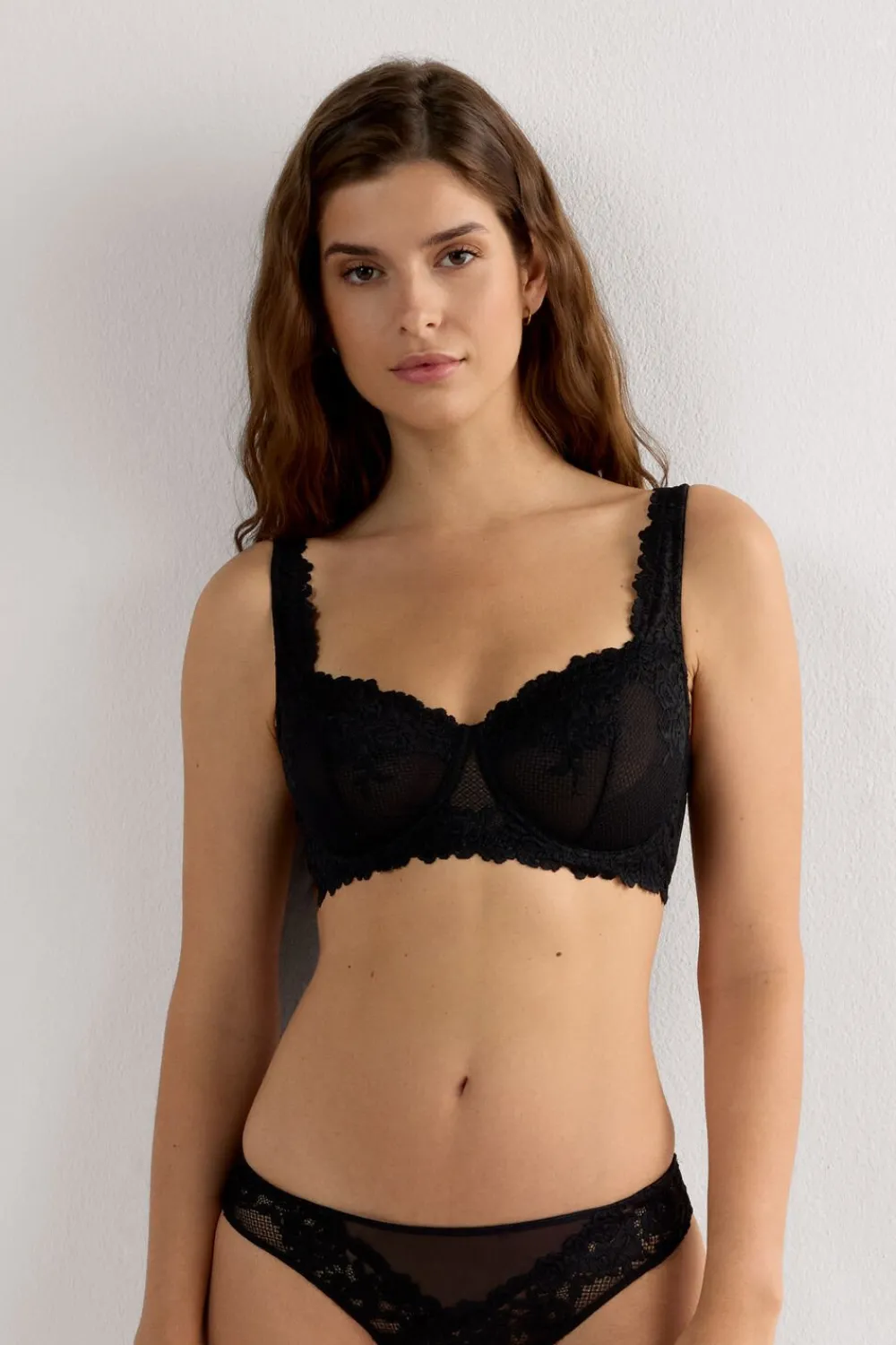 Balkonetki|Z Fiszbinami>Intimissimi Biustonosz Balkonetka Daniela Pretty Flowers czarny - 019 - czarny
