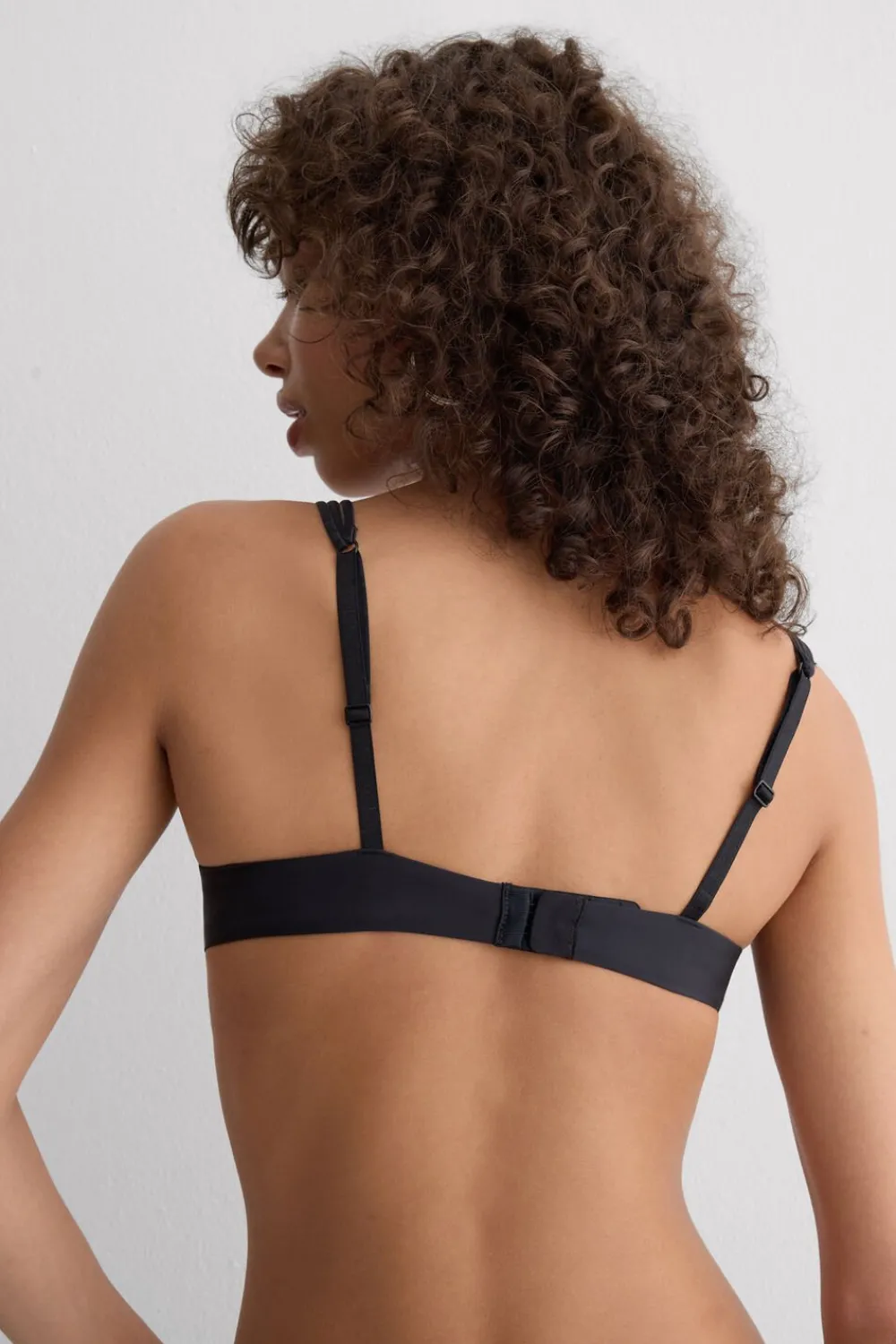 Balkonetki|Z Fiszbinami>Intimissimi Biustonosz Balkonetka Ilenia z Mikrofibry Ultralight czarny - 019 - czarny
