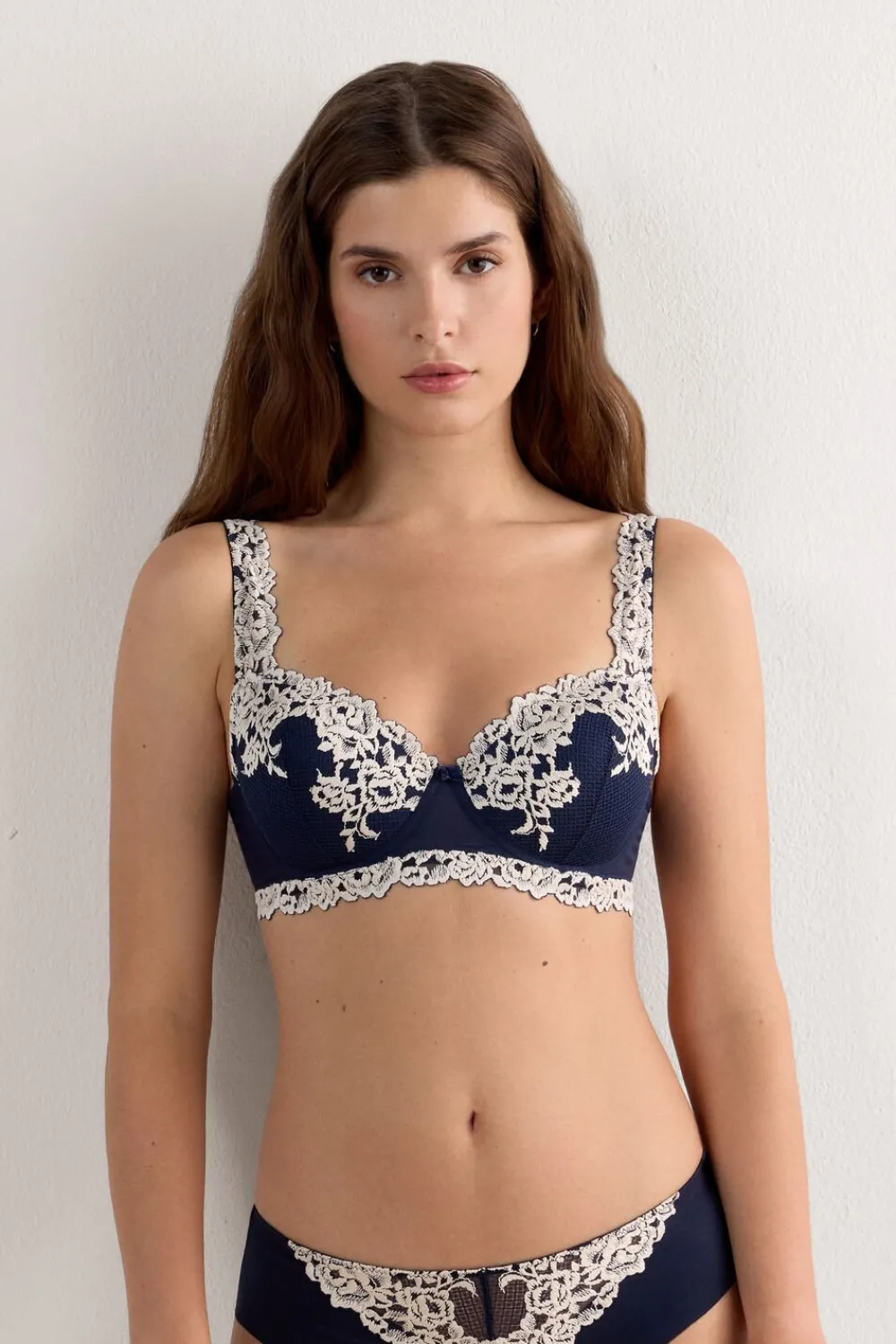 Balkonetki|Z Fiszbinami>Intimissimi Biustonosz Balkonetka Sofia Pretty Flowers kremowy - 347i - blu intenso/vaniglia