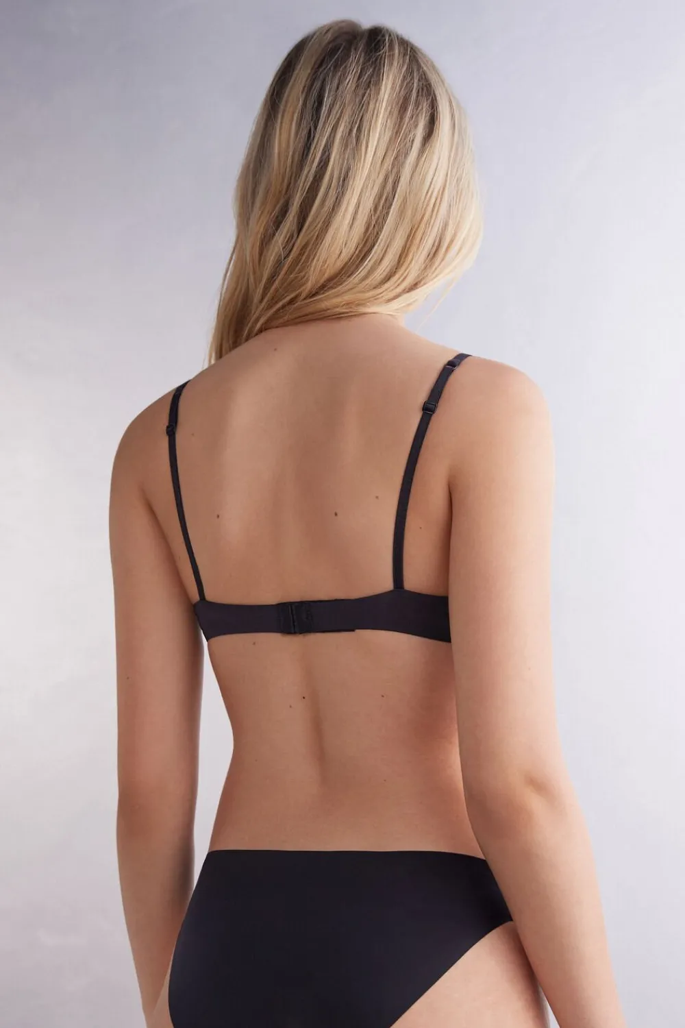 Push-up / Super Push-Up|Z Fiszbinami>Intimissimi Biustonosz super push-up Simona z mikrofibry Ultralight czarny - 019 - czarny