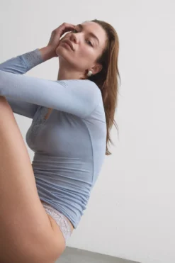 Bluzki Z Długim Rękawem|Ultralight Z Kaszmirem>Intimissimi Bluzka z długim rękawem z modalu i kaszmiru z koronką jasnoniebieski - 064k - breeze blue