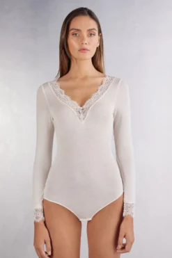 Body|Ultralight Z Kaszmirem>Intimissimi Body z Długim Rękawem z Modalu Ultralight z Dodatkiem Kaszmiru i Koronki - 231i - vaniglia