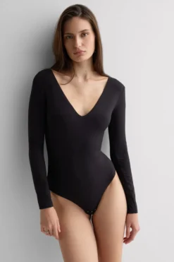 Body|Fresh Bamboo>Intimissimi Body z Długim Rękawem z Tkaniny Fresh Bamboo z Głębokim Dekoltem w Kształcie Litery V czarny - 019 - czarny