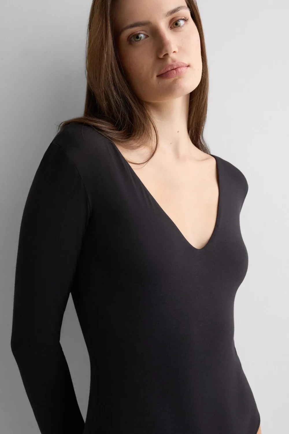 Body|Fresh Bamboo>Intimissimi Body z Długim Rękawem z Tkaniny Fresh Bamboo z Głębokim Dekoltem w Kształcie Litery V czarny - 019 - czarny