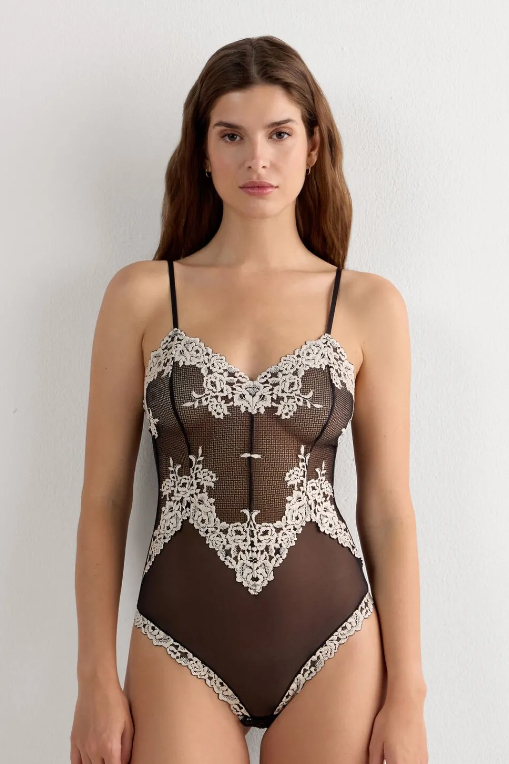 Body|Koronka>Intimissimi Body z Tiulu i Koronki Pretty Flowers wielobarwny - 9887 - nero/ivory