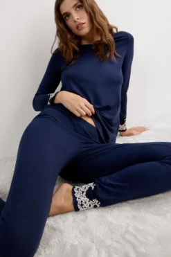 Piżamy Krótkie|Piżamy Długie>Intimissimi Długie Spodnie z Modalu ze Ściągaczami Pretty Flowers kremowy - 347i - blu intenso/vaniglia