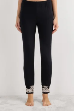 Piżamy Krótkie|Piżamy Długie>Intimissimi Długie Spodnie z Modalu ze Ściągaczami Pretty Flowers wielobarwny - 9887 - nero/ivory