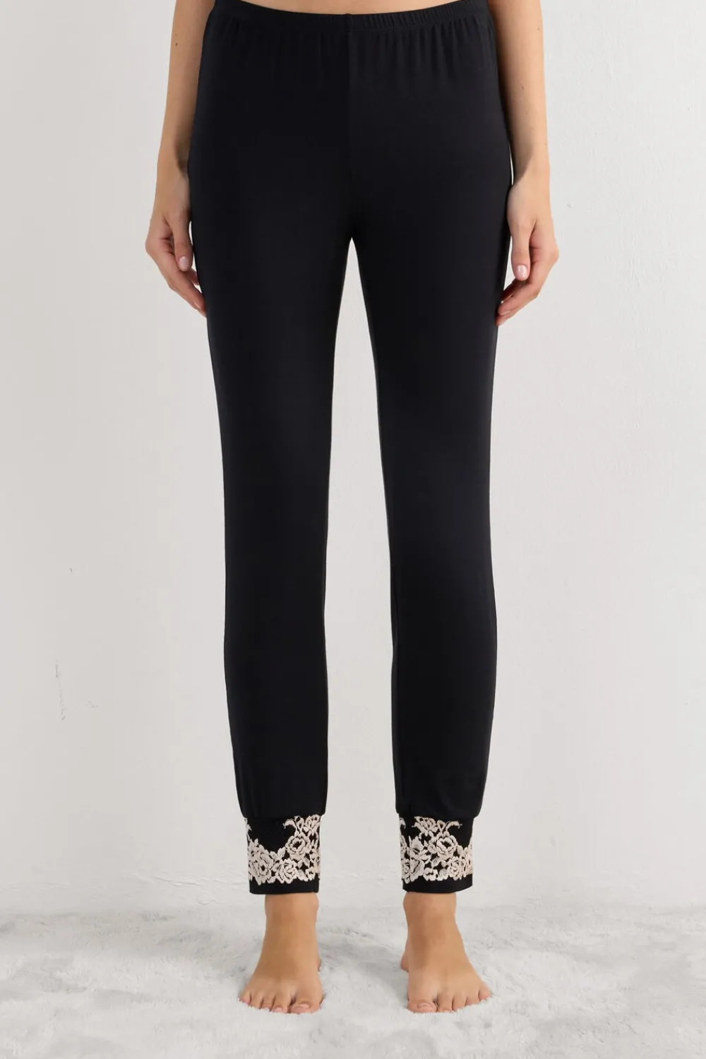 Piżamy Krótkie|Piżamy Długie>Intimissimi Długie Spodnie z Modalu ze Ściągaczami Pretty Flowers wielobarwny - 9887 - nero/ivory