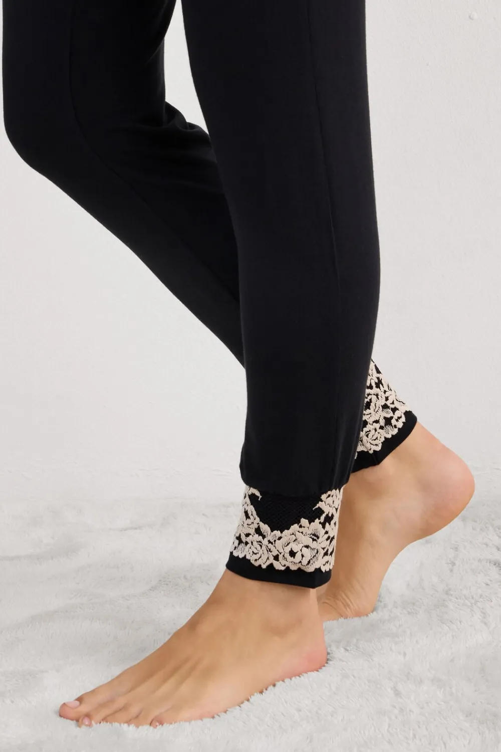 Piżamy Krótkie|Piżamy Długie>Intimissimi Długie Spodnie z Modalu ze Ściągaczami Pretty Flowers wielobarwny - 9887 - nero/ivory
