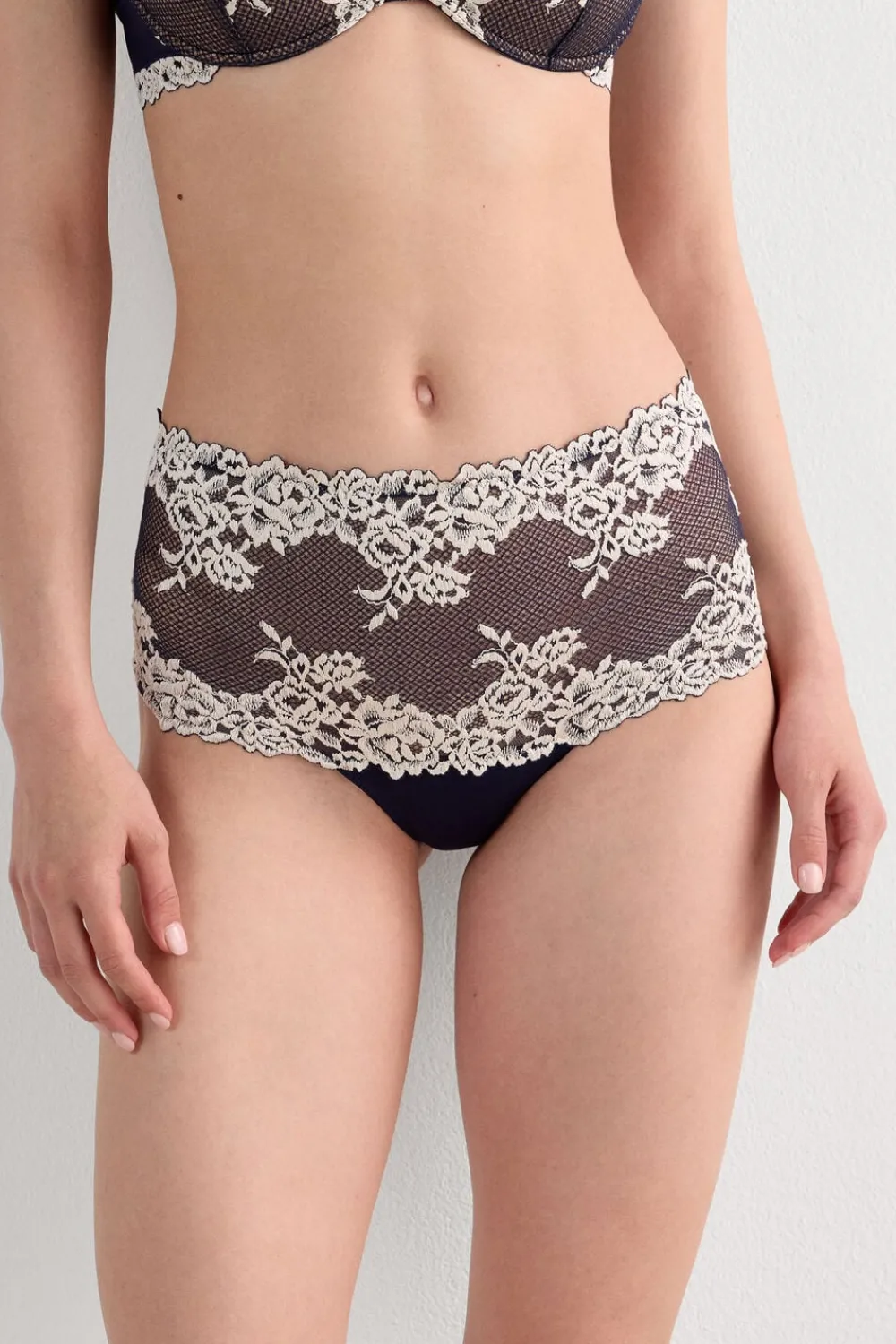Bokserki|Z Wysokim Stanem>Intimissimi Figi Brazylijskie Culotte Pretty Flowers kremowy - 347i - blu intenso/vaniglia