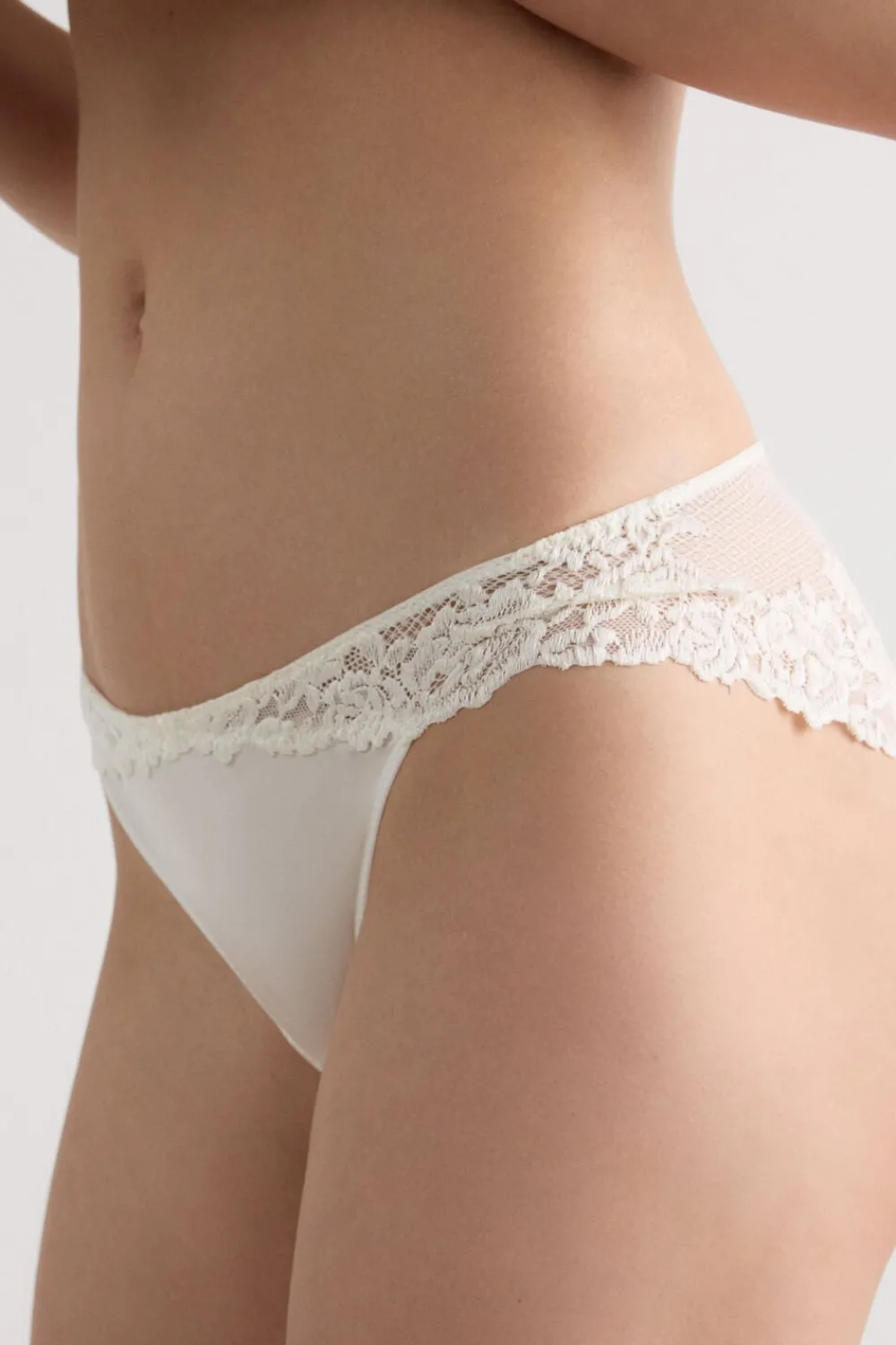 Figi|Majtki>Intimissimi Figi Damskie z Niskim Stanem Pretty Flowers kremowy - 2127 - talkowy