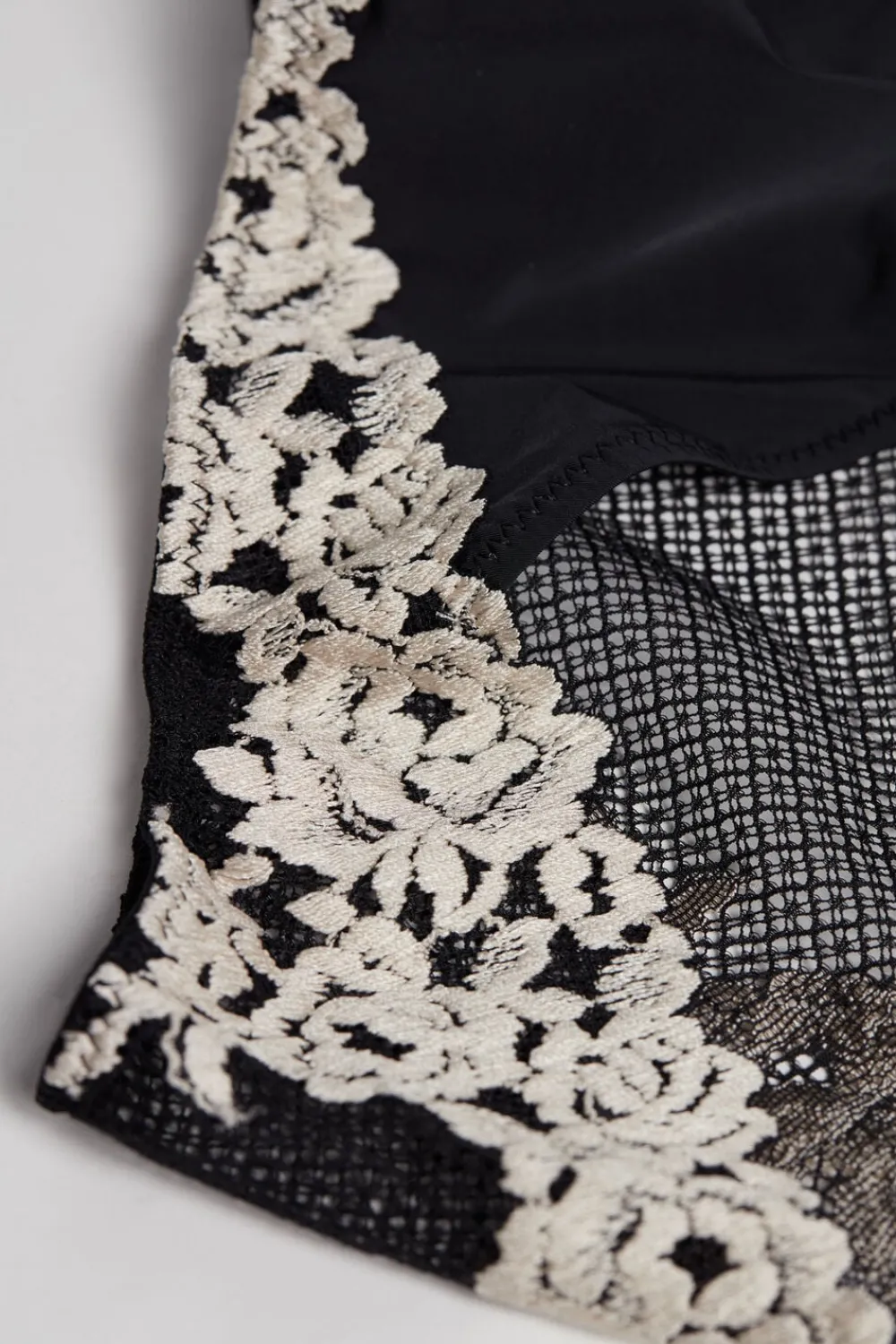 Figi|Koronka>Intimissimi Figi Damskie z Niskim Stanem Pretty Flowers wielobarwny - 9887 - nero/ivory