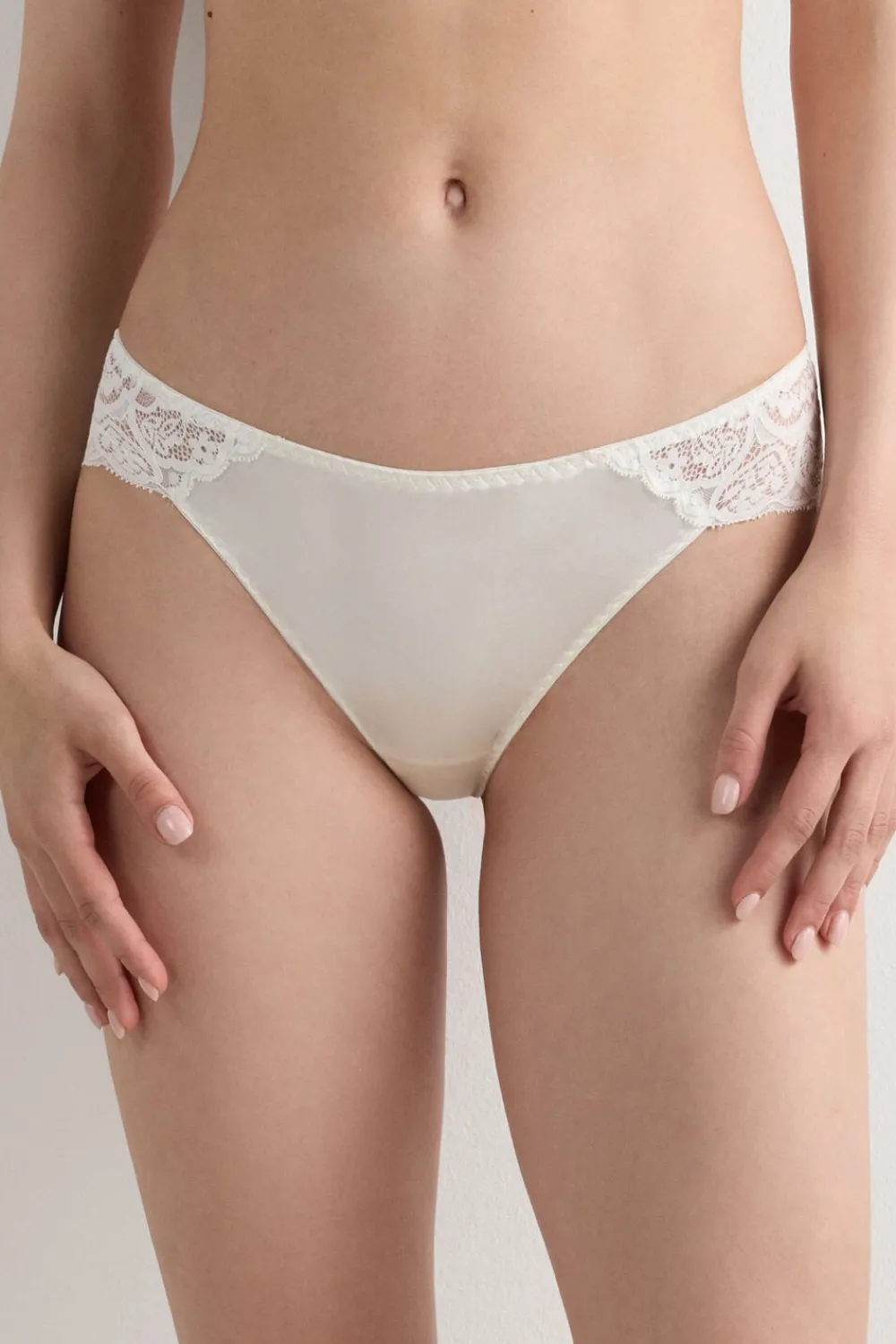 Figi|Majtki>Intimissimi Figi z jedwabiu z koronką kremowy - 2127 - talkowy