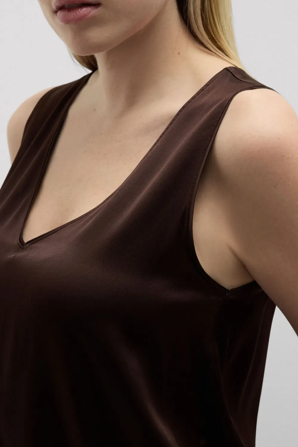 Topy|Jedwab>Intimissimi Jedwabna Koszulka z Dekoltem w Kształcie Litery V brązowy - 705j - brąz mokka