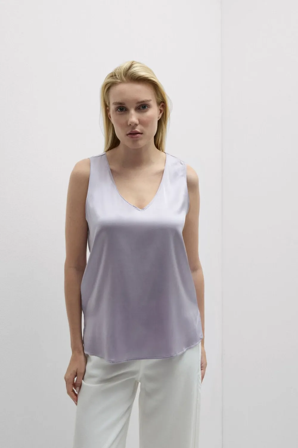 Topy|Jedwab>Intimissimi Jedwabna Koszulka z Dekoltem w Kształcie Litery V fioletowy - 056k - quartz lilac