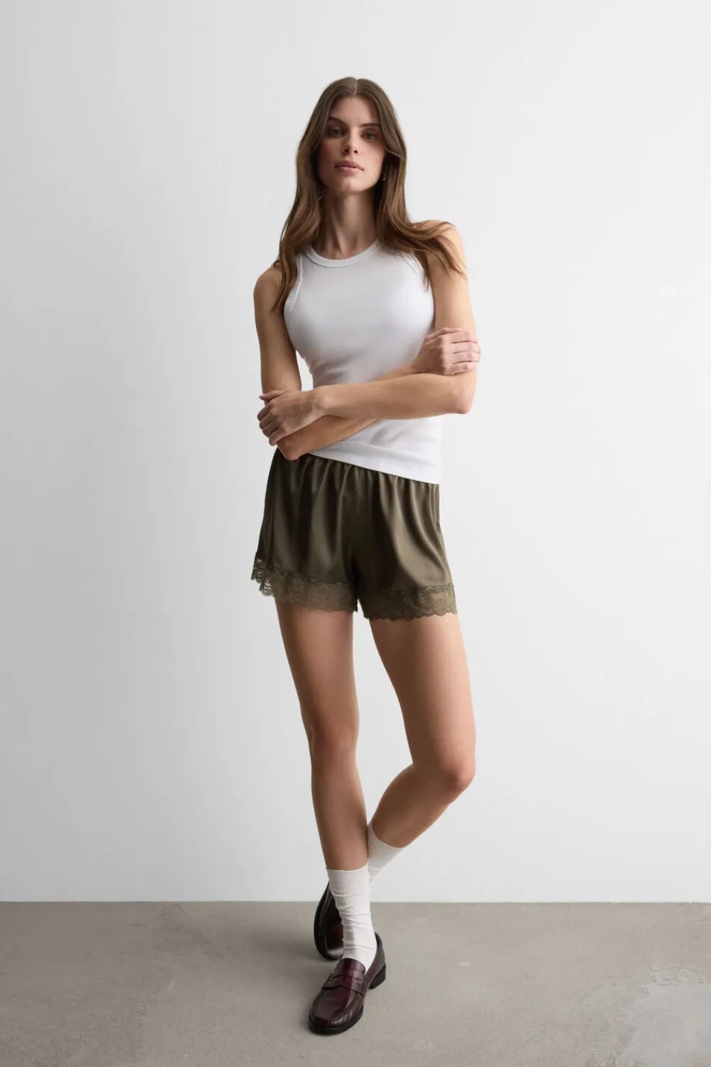 Piżamy Krótkie|Jedwab>Intimissimi Jedwabne szorty piżamowe damskie z koronką zielony - 660j - safari green