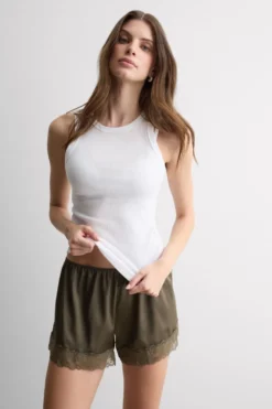 Piżamy Krótkie|Jedwab>Intimissimi Jedwabne szorty piżamowe damskie z koronką zielony - 660j - safari green