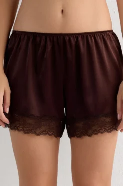 Piżamy Krótkie|Jedwab>Intimissimi Jedwabne szorty piżamowe damskie z koronką brązowy - 705j - brąz mokka