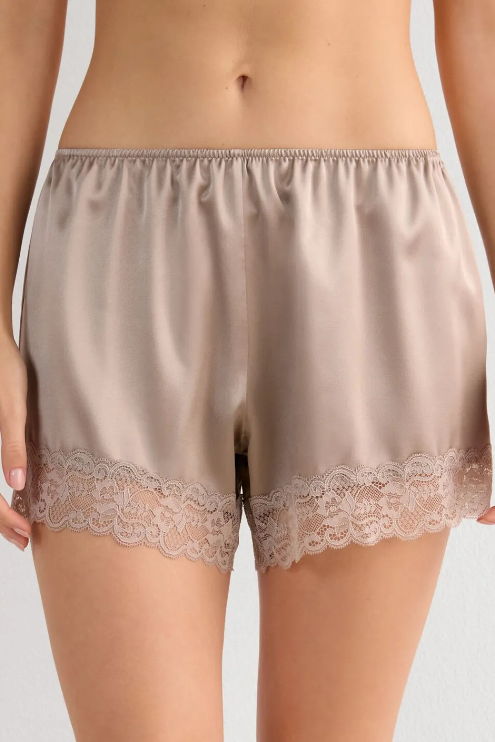 Piżamy Krótkie|Jedwab>Intimissimi Jedwabne szorty piżamowe damskie z koronką naturalny - 651i - dust beige