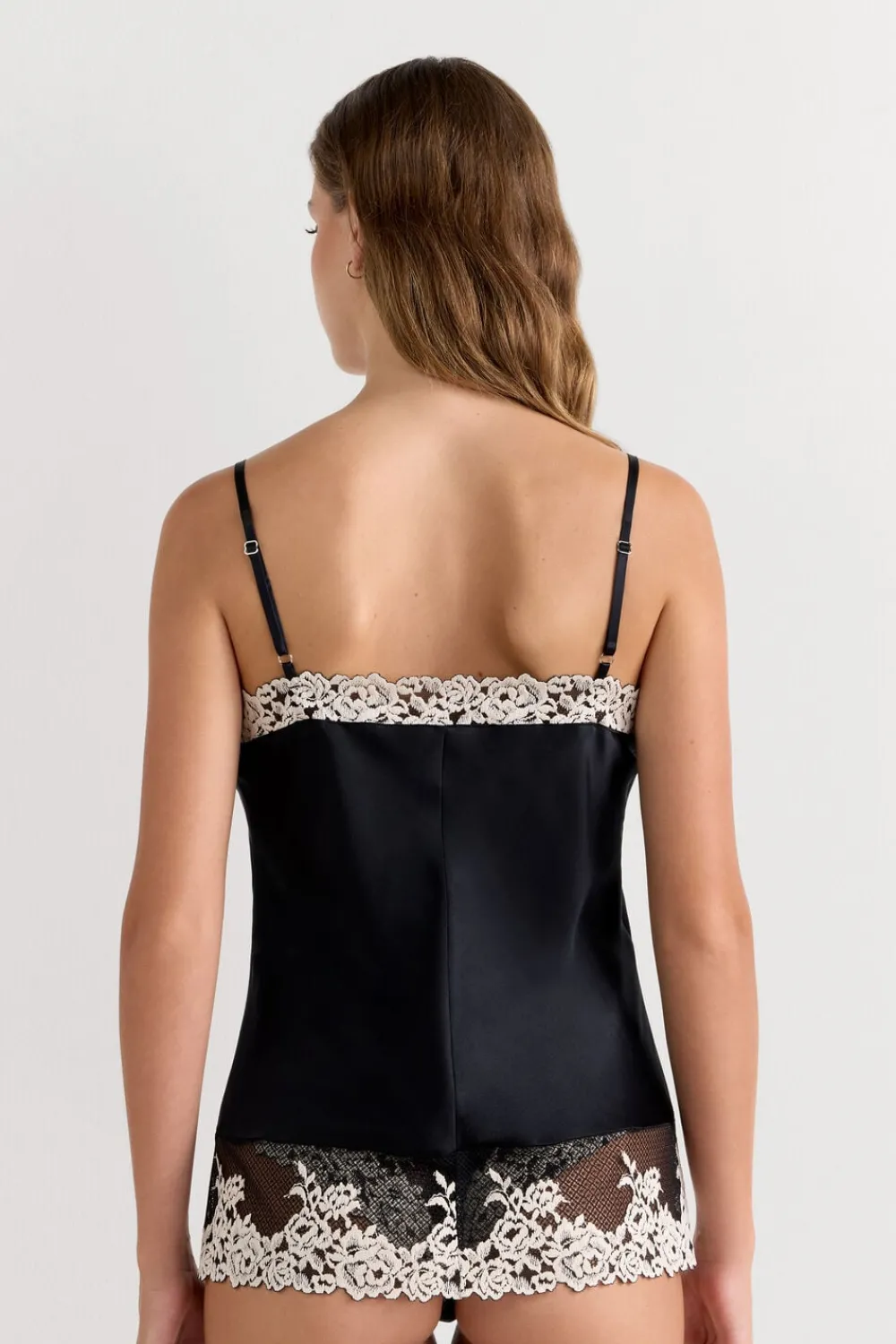 Topy|Piżamy Krótkie>Intimissimi Jedwabny Top z Cienkimi Ramiączkami Pretty Flowers wielobarwny - 9887 - nero/ivory