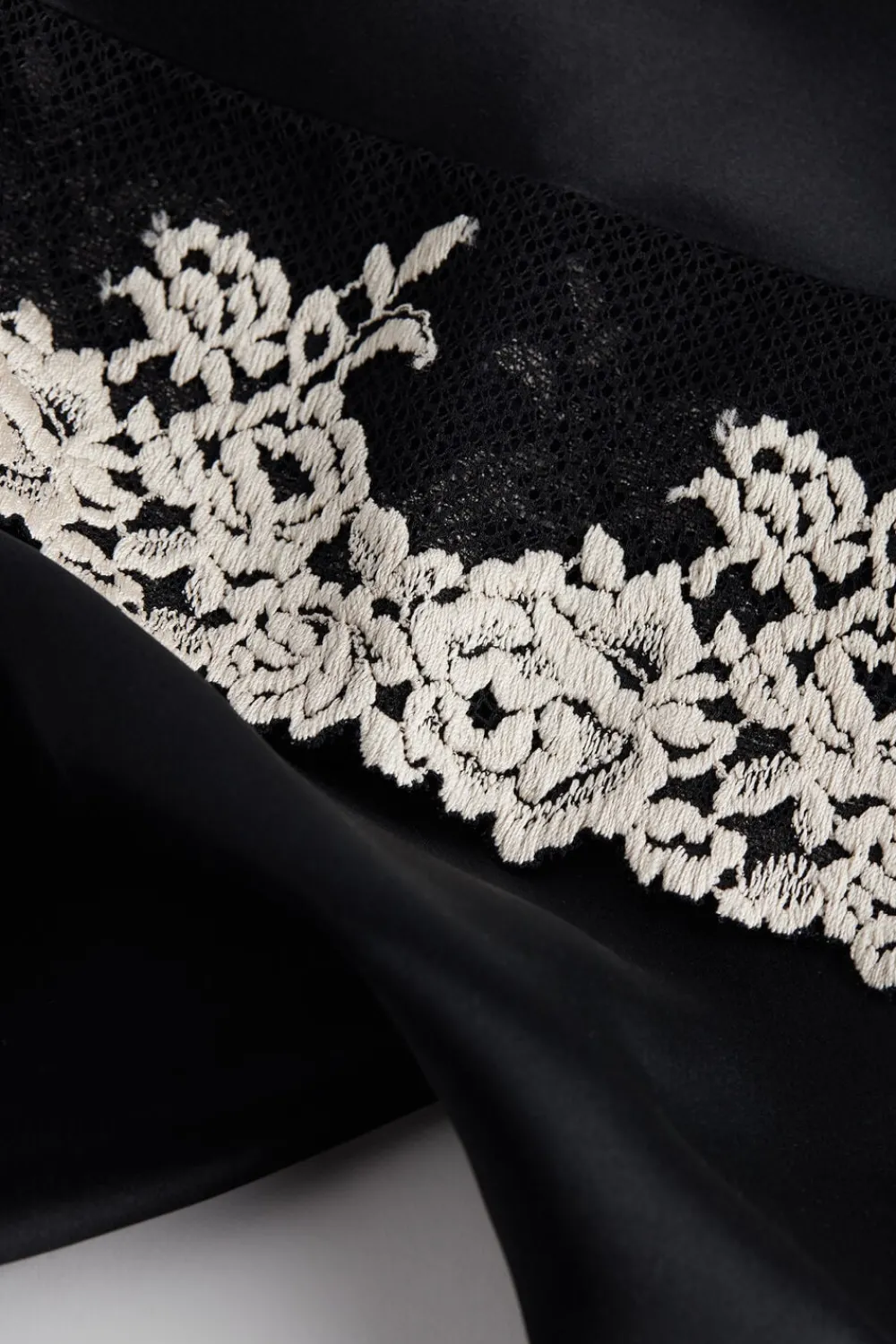 Topy|Piżamy Krótkie>Intimissimi Jedwabny Top z Cienkimi Ramiączkami Pretty Flowers wielobarwny - 9887 - nero/ivory