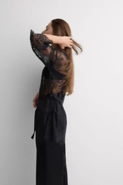 Szlafroki / Kimona>Intimissimi Koronkowy Szlafrok Elegance Embodied czarny - 019 - czarny