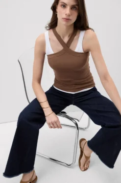 Topy|Bawełna>Intimissimi Koszulka w Prążki ze Skrzyżowanym Dekoltem z Bawełny Superior naturalny - 502i - caramel