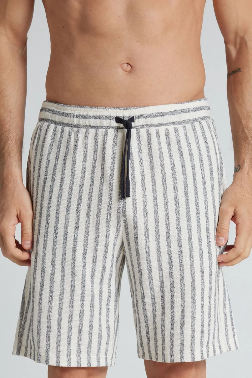 Spodnie>Intimissimi Krótkie Spodenki Dresowe w Pionowe Paski niebieski - 124k - riga blu notte/panna