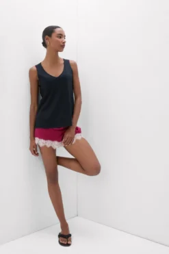 Topy|Bawełna>Intimissimi Podkoszulka z bawełny Elevated Cotton z Dekoltem w Serek czarny - 019 - czarny