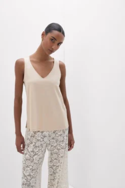 Topy|Bawełna>Intimissimi Podkoszulka z bawełny Elevated Cotton z Dekoltem w Serek naturalny - 447j - mandorla beige