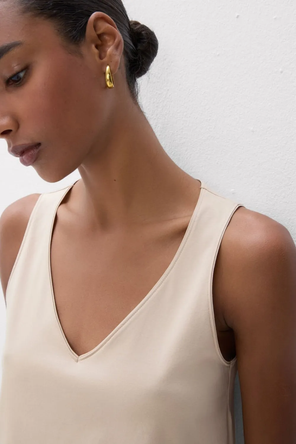Topy|Bawełna>Intimissimi Podkoszulka z bawełny Elevated Cotton z Dekoltem w Serek naturalny - 447j - mandorla beige