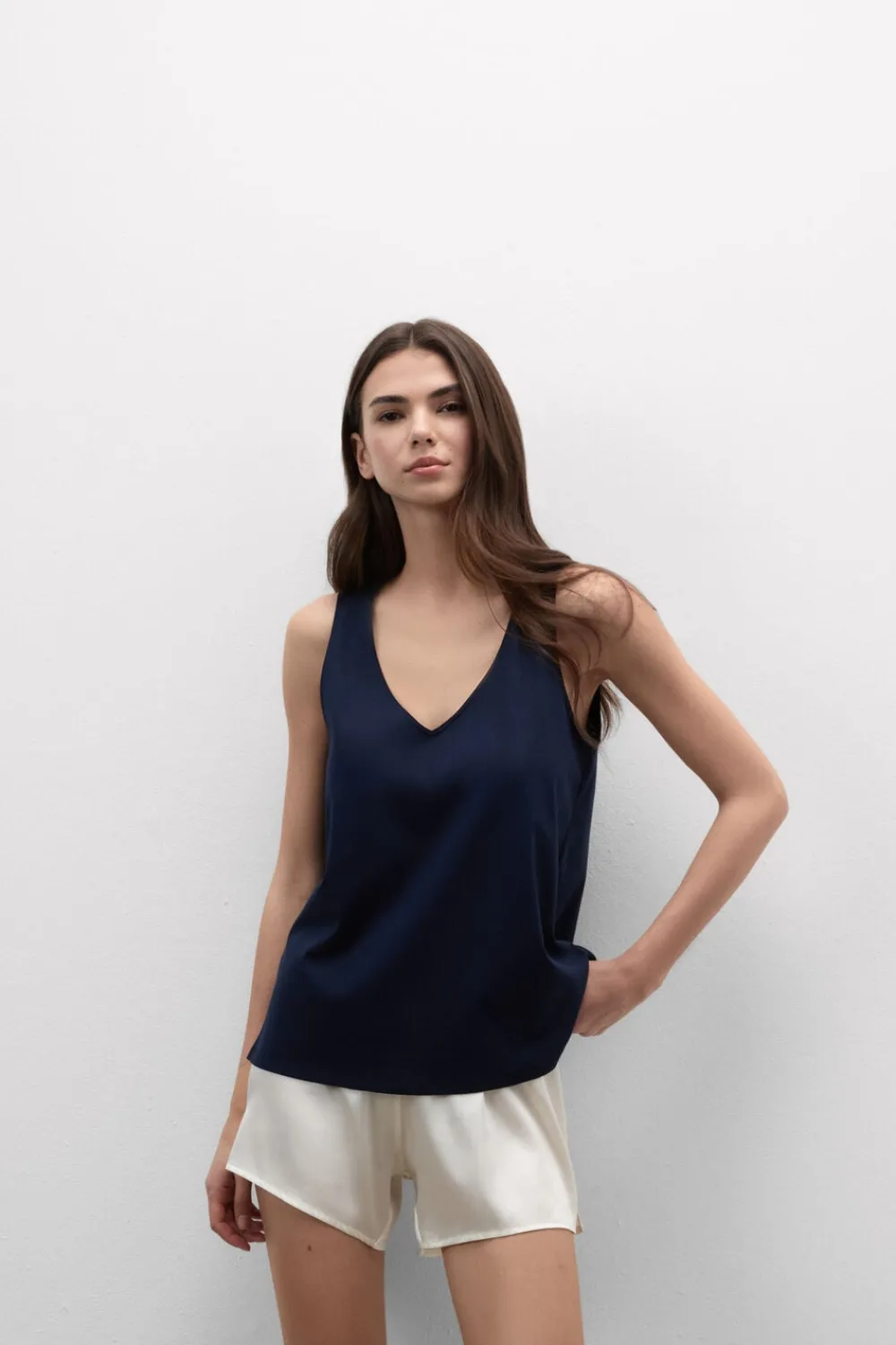Topy|Bawełna>Intimissimi Podkoszulka z bawełny Elevated Cotton z Dekoltem w Serek niebieski - 1467 - intensywny niebieski