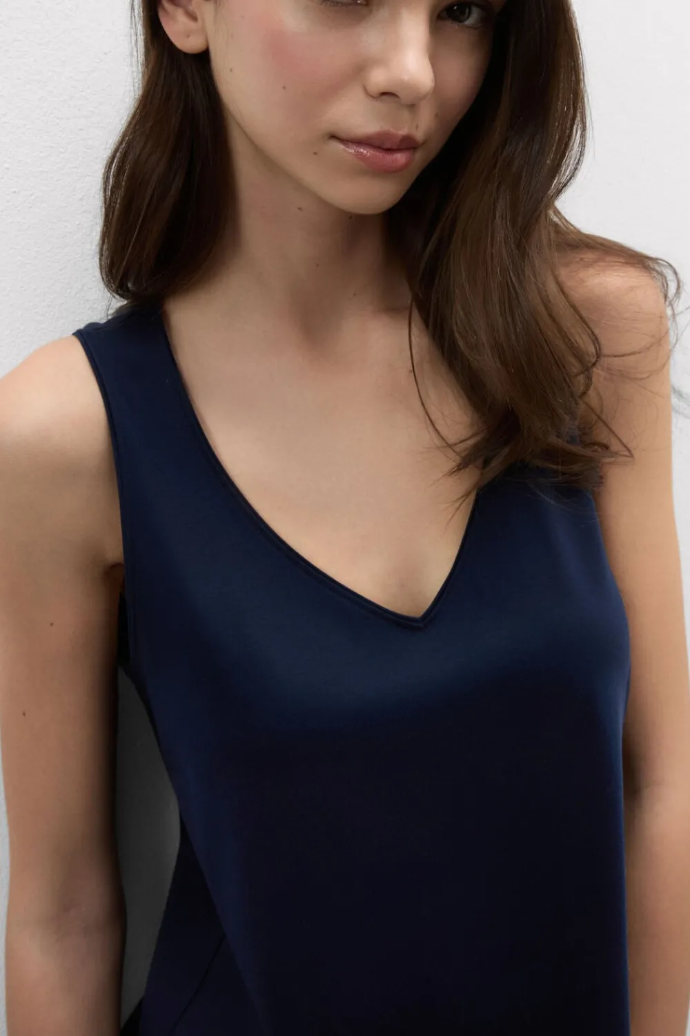 Topy|Bawełna>Intimissimi Podkoszulka z bawełny Elevated Cotton z Dekoltem w Serek niebieski - 1467 - intensywny niebieski
