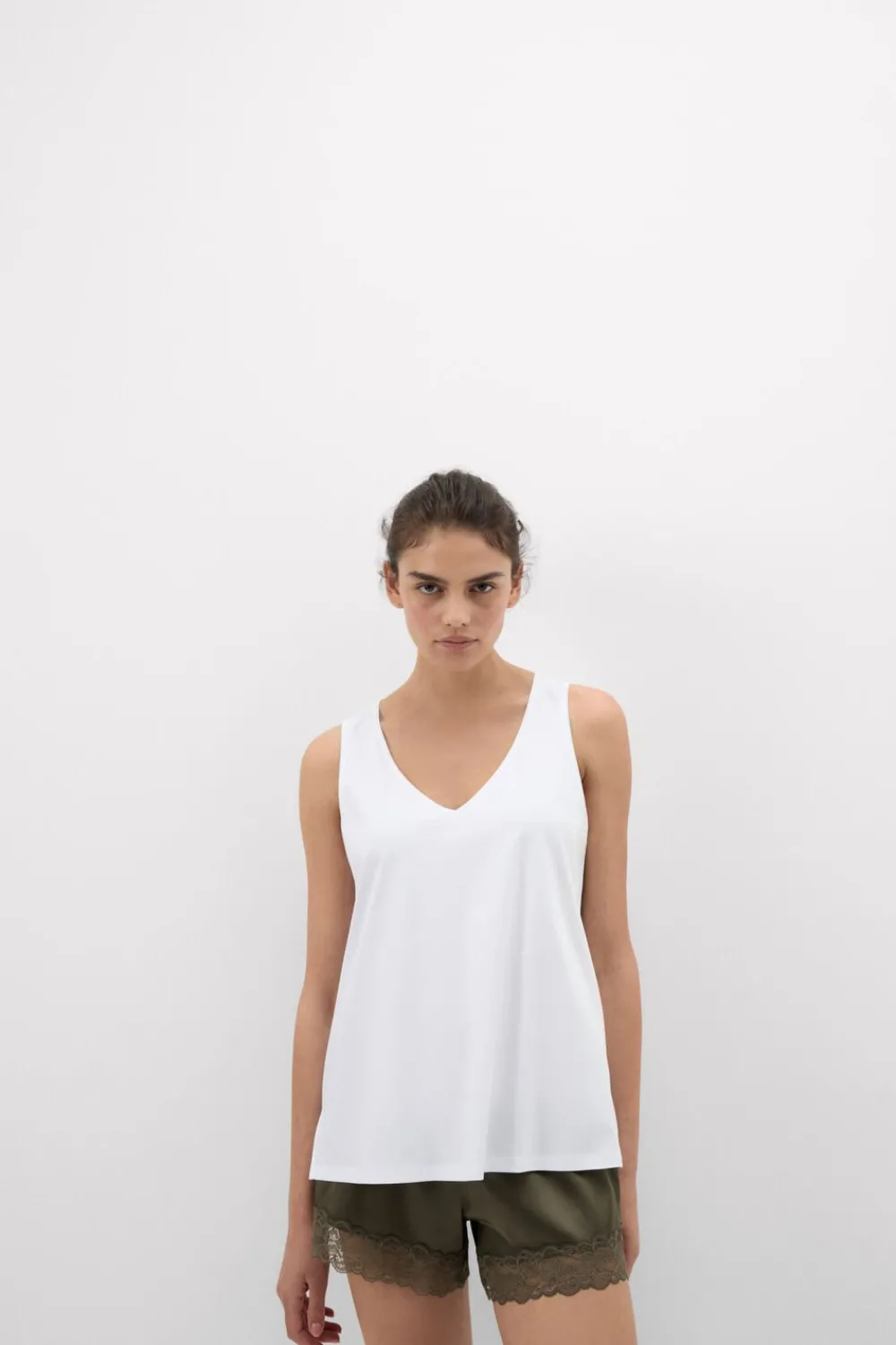 Topy|Bawełna>Intimissimi Podkoszulka z bawełny Elevated Cotton z Dekoltem w Serek biały - 001 - biały