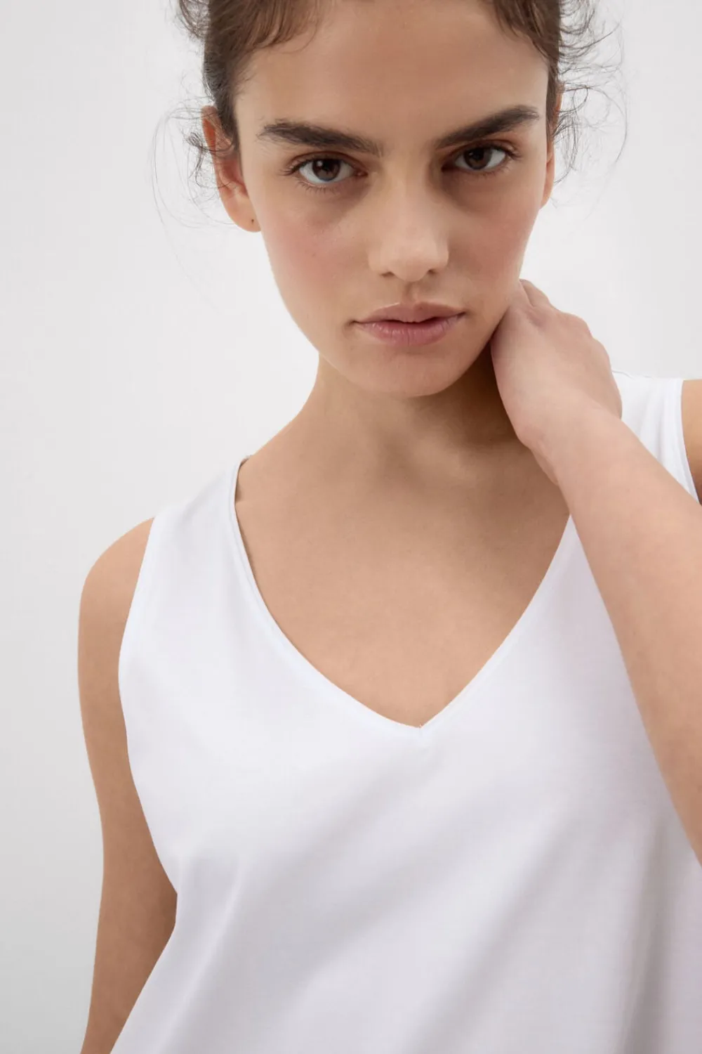 Topy|Bawełna>Intimissimi Podkoszulka z bawełny Elevated Cotton z Dekoltem w Serek biały - 001 - biały