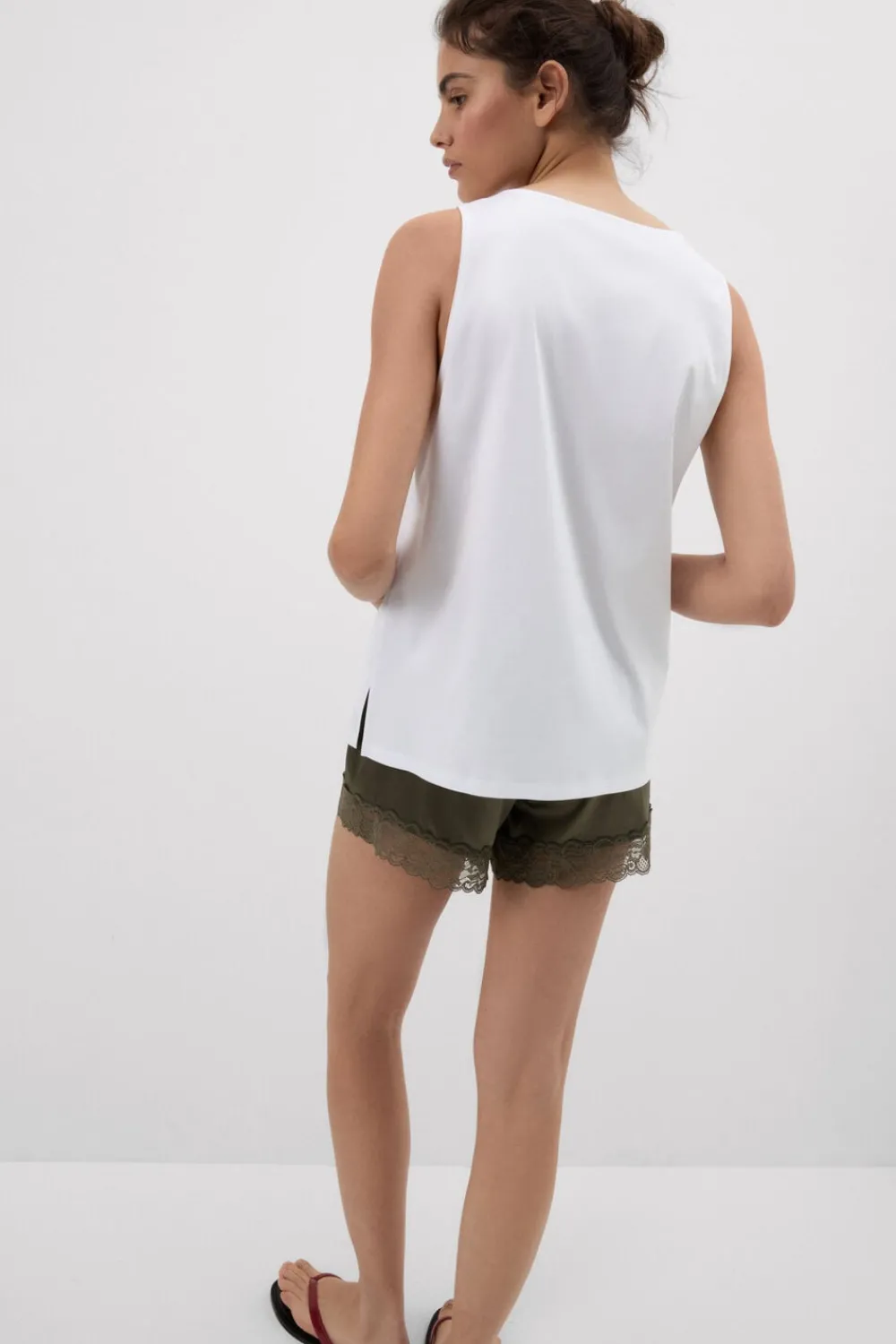 Topy|Bawełna>Intimissimi Podkoszulka z bawełny Elevated Cotton z Dekoltem w Serek biały - 001 - biały