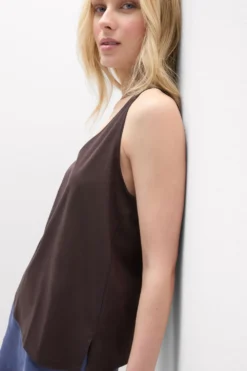 Topy|Bawełna>Intimissimi Podkoszulka z bawełny Elevated Cotton z Dekoltem w Serek brązowy - 705j - brąz mokka
