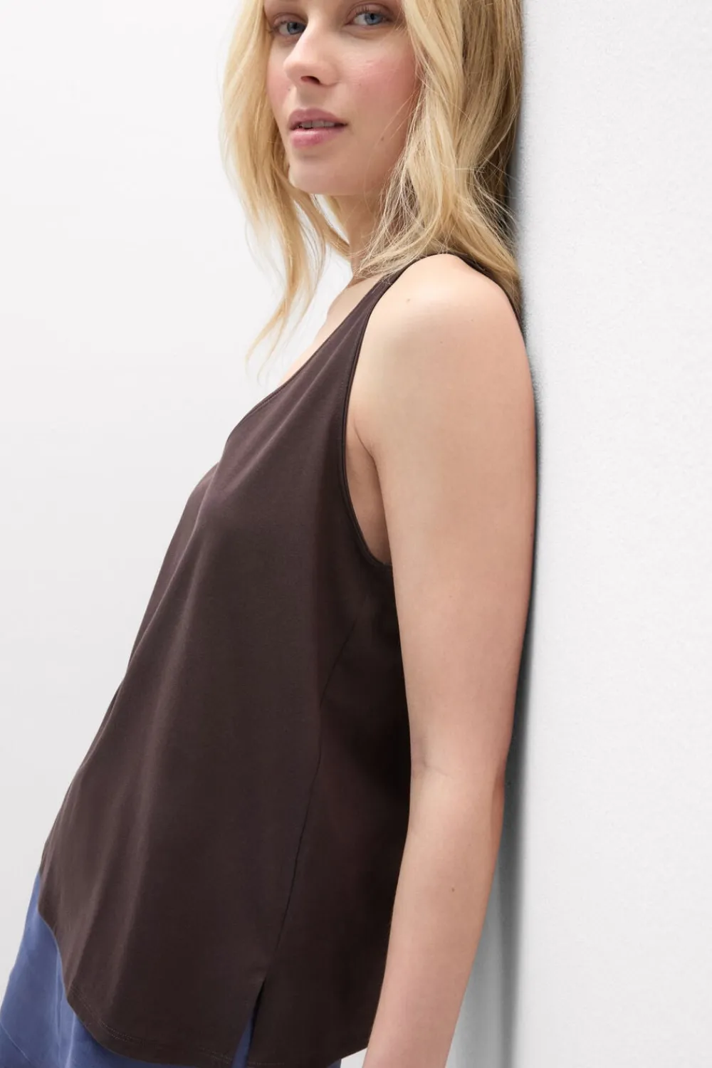 Topy|Bawełna>Intimissimi Podkoszulka z bawełny Elevated Cotton z Dekoltem w Serek brązowy - 705j - brąz mokka