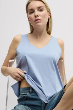 Topy|Bawełna>Intimissimi Podkoszulka z bawełny Elevated Cotton z Dekoltem w Serek jasnoniebieski - 064k - breeze blue