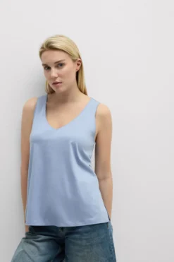 Topy|Bawełna>Intimissimi Podkoszulka z bawełny Elevated Cotton z Dekoltem w Serek jasnoniebieski - 064k - breeze blue