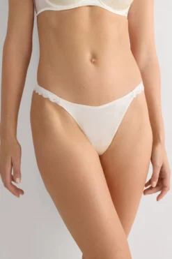 Stringi|Majtki>Intimissimi Stringi z Jedwabiu i Koronki kremowy - 2127 - talkowy
