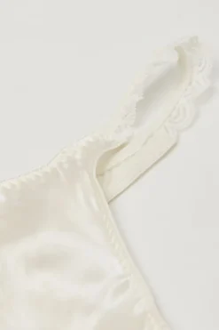 Stringi|Majtki><noscript><img width=