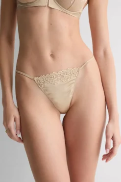 Stringi|Jedwab>Intimissimi Stringi z Paseczkami po Bokach z Jedwabiu i Koronki Silky Flowers naturalny - 447j - mandorla beige