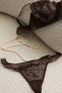 Stringi|Koronka>Intimissimi Stringi z Paseczkami po Bokach Pretty Flowers brązowy - 705j - brąz mokka