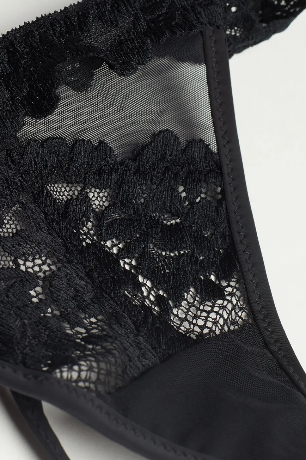 Stringi|Koronka>Intimissimi Stringi z Paseczkami po Bokach Pretty Flowers czarny - 019 - czarny