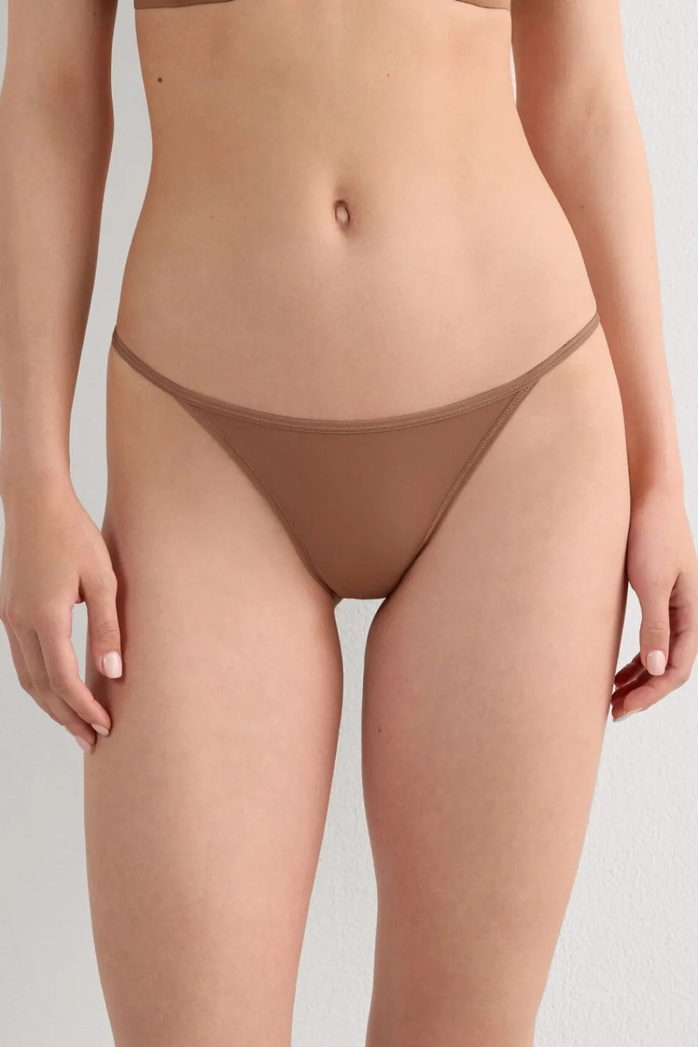 Stringi|Majtki>Intimissimi Stringi z Paseczkami z Mikrofibry Ultralight naturalny - 417i - cappuccino