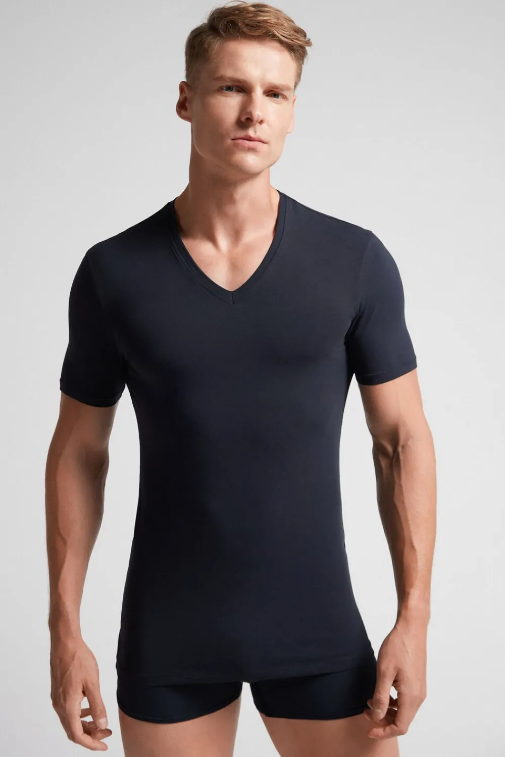 T-shirty|Bawełna Superior>Intimissimi T-shirt z Dekoltem w Kształcie Litery V z Elastycznej Bawełny Superior niebieski - 800 - blu notte