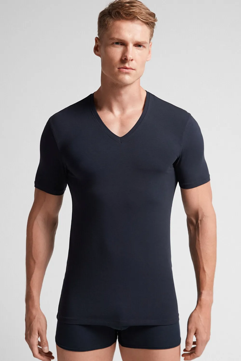 T-shirty|Bawełna Superior>Intimissimi T-shirt z Dekoltem w Kształcie Litery V z Elastycznej Bawełny Superior niebieski - 800 - blu notte