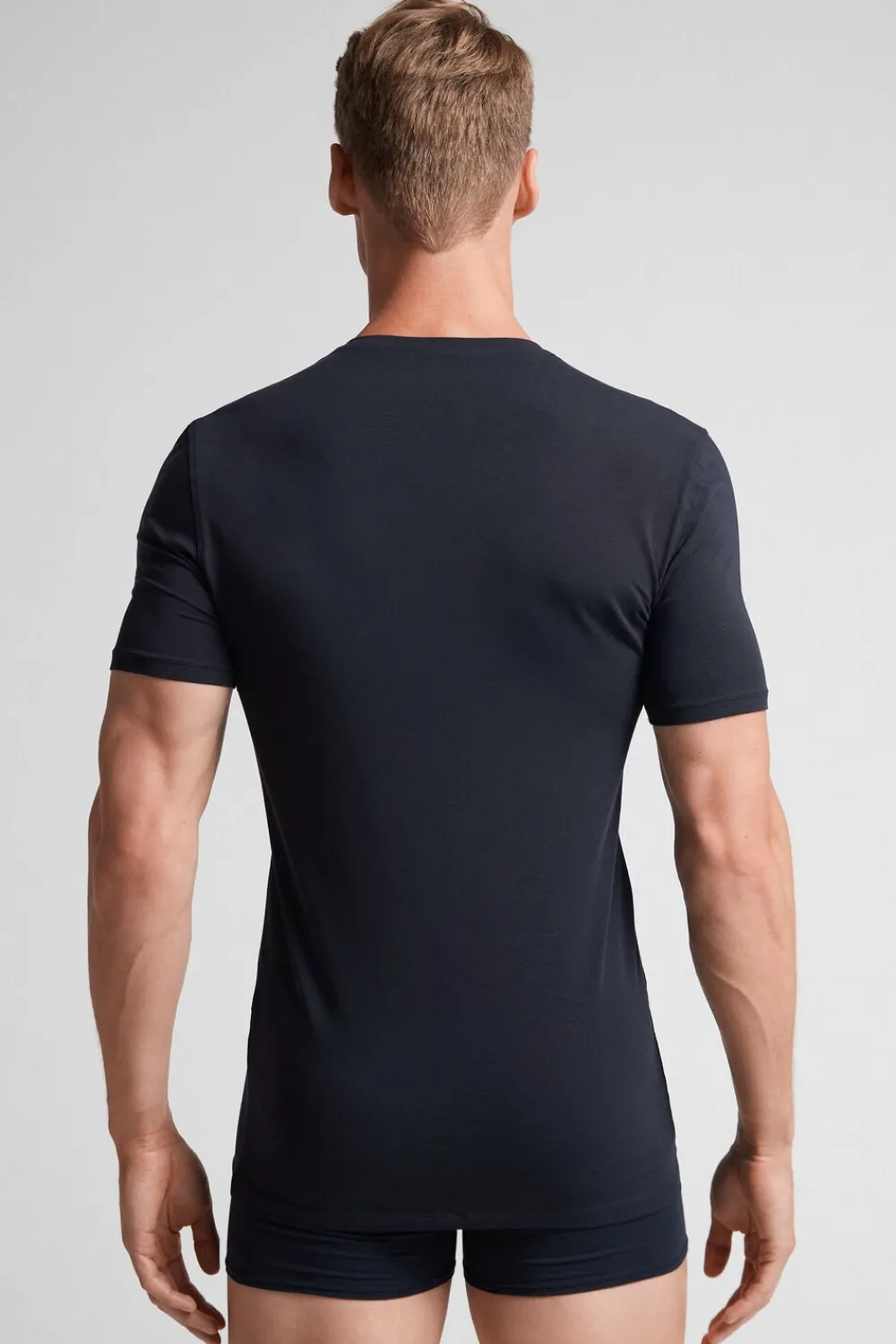 T-shirty|Bawełna Superior>Intimissimi T-shirt z Dekoltem w Kształcie Litery V z Elastycznej Bawełny Superior niebieski - 800 - blu notte